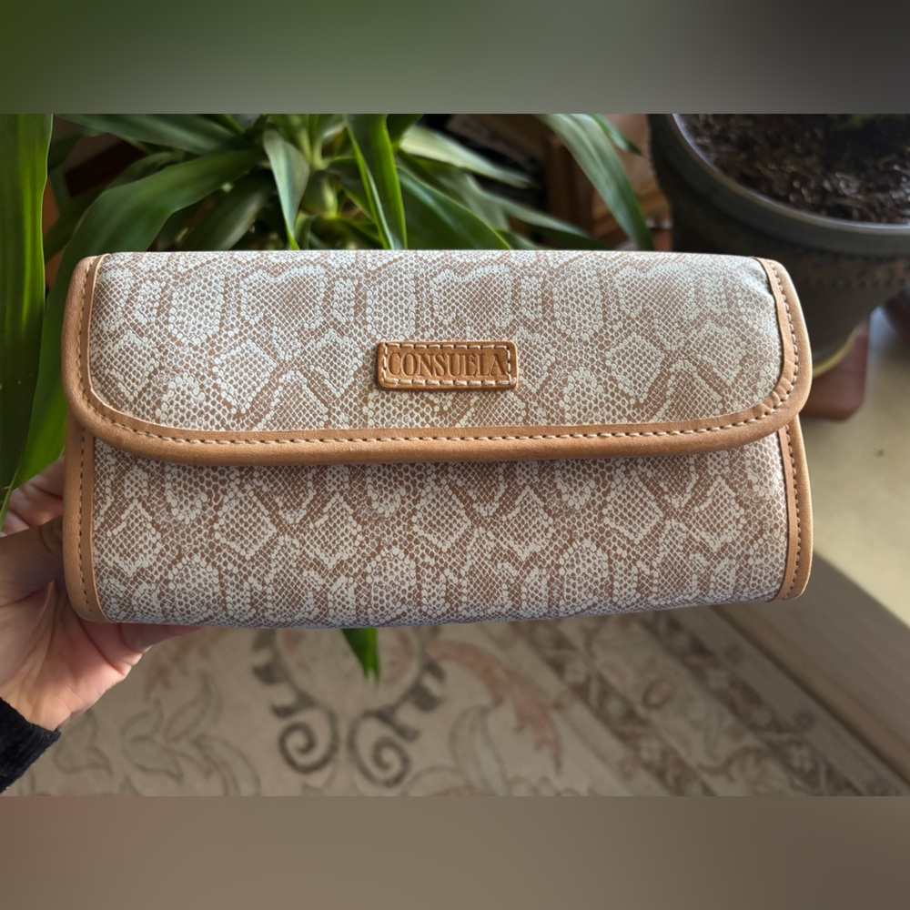 🌸🤍Like New!! Consuela Go-To Clutch in Clay🤍🌸
